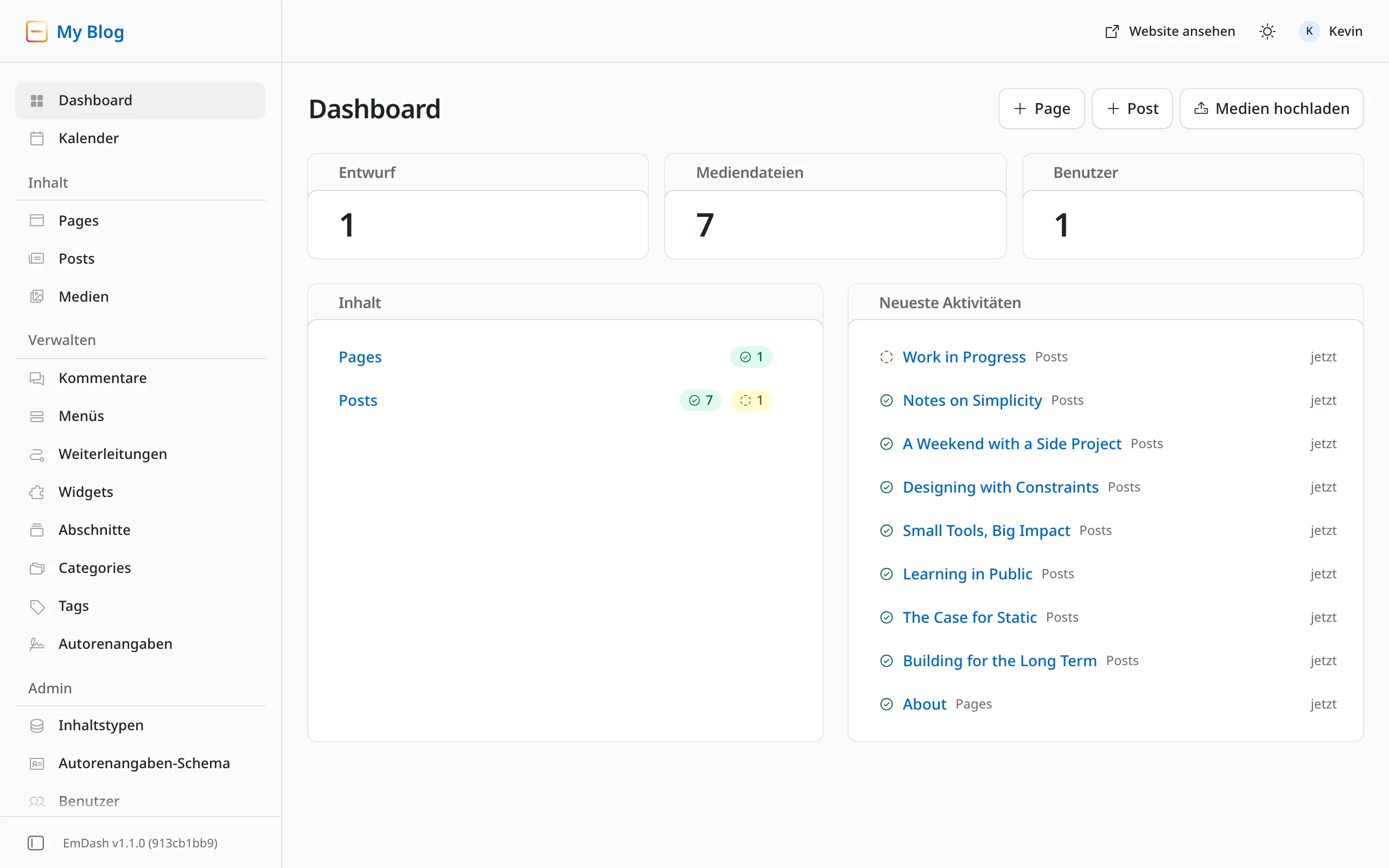 Das Dashboard von EmDash nach der Einrichtung. Links die Navigation mit Inhalt, Verwalten und Admin, rechts Zähler für Entwürfe, Mediendateien und Benutzer und eine Liste der Beispielbeiträge der Vorlage.