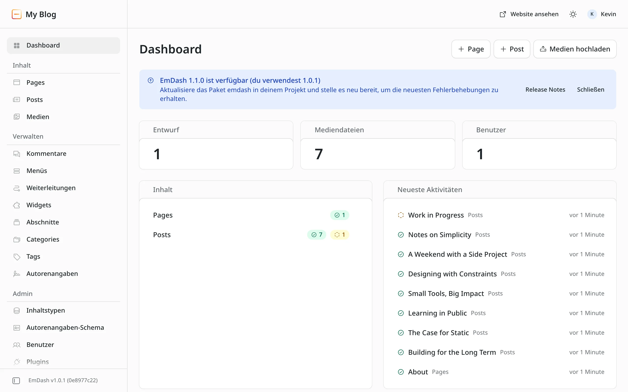 Das Dashboard von EmDash mit einem blauen Hinweis oben: „EmDash 1.1.0 ist verfügbar (du verwendest 1.0.1)“. Darunter der Satz, man solle das Paket emdash im Projekt aktualisieren und neu bereitstellen, daneben die Knöpfe „Release Notes“ und „Schließen“. Unten links in der Navigation steht „EmDash v1.0.1“.