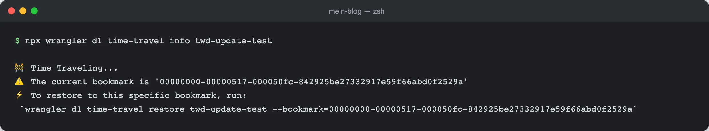 Ein Terminal mit dem Befehl „npx wrangler d1 time-travel info twd-update-test“. Wrangler antwortet mit dem aktuellen Bookmark, einer langen Kennung aus Zahlen und Buchstaben, und dem fertigen Befehl, um die Datenbank genau auf diesen Stand zurückzusetzen.