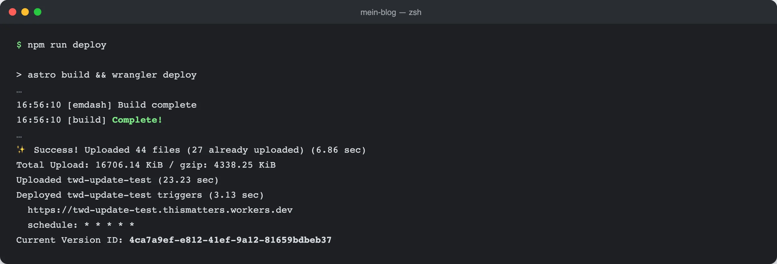 Ein Terminal nach „npm run deploy“: Astro meldet „Build complete“ und „Complete!“, Wrangler lädt 44 Dateien hoch, danach folgen „Uploaded twd-update-test (23.23 sec)“, die Adresse der Site auf workers.dev und die ID der neuen Version.