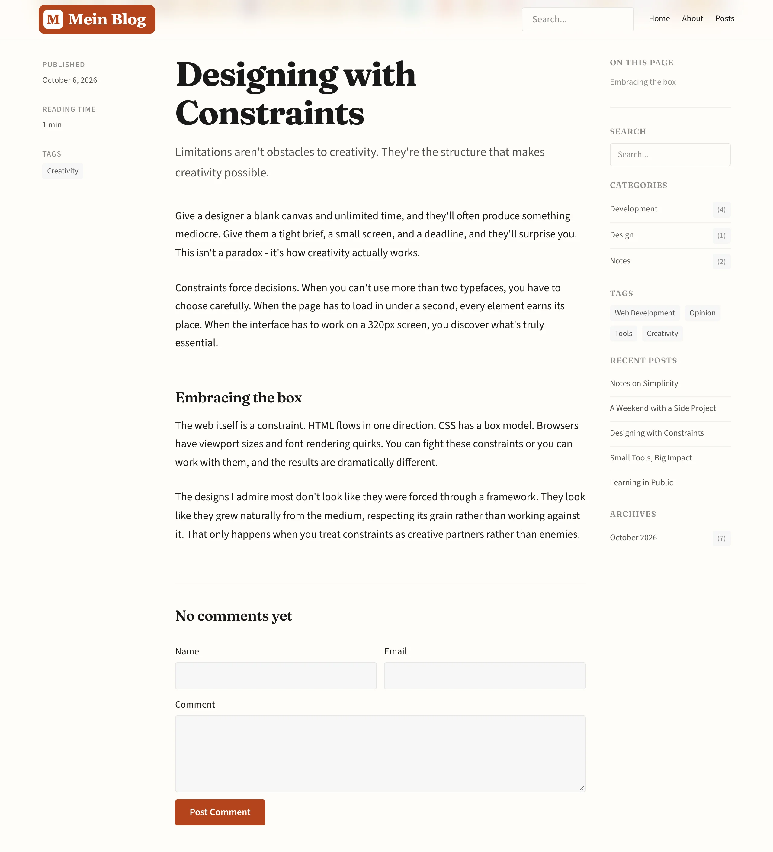 Derselbe Beitrag nach dem Umbau: Logo Mein Blog oben links, Überschriften in Fraunces, Fließtext in Source Sans 3, warmer Hintergrund und terrakottafarbener Knopf Post Comment