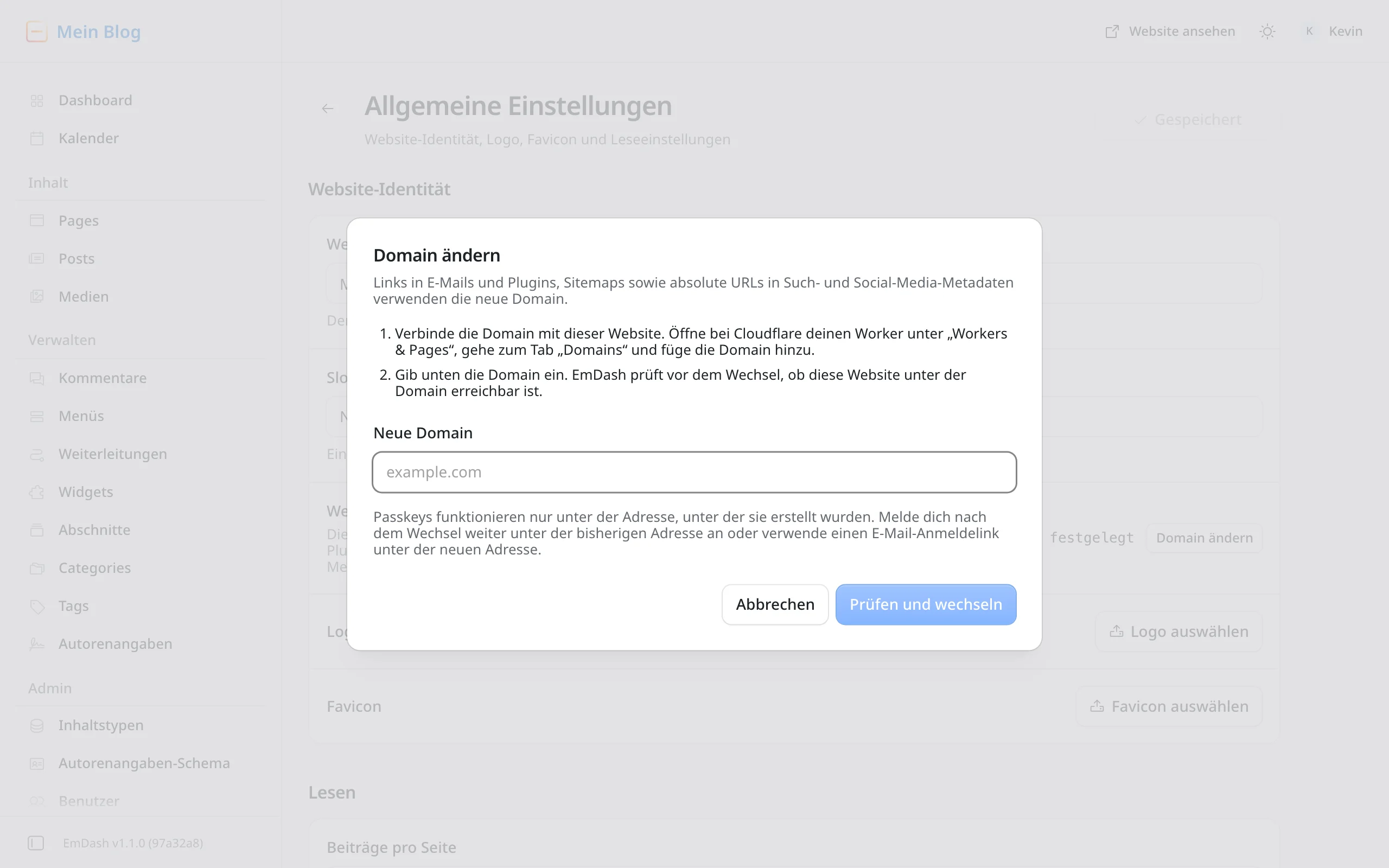 Der Dialog „Domain ändern“ in den allgemeinen Einstellungen von EmDash. Zwei Schritte: die Domain bei Cloudflare mit dem Worker verbinden und die neue Domain eingeben. Darunter ein Feld „Neue Domain“, ein Hinweis zu Passkeys und die Knöpfe Abbrechen und Prüfen und wechseln.