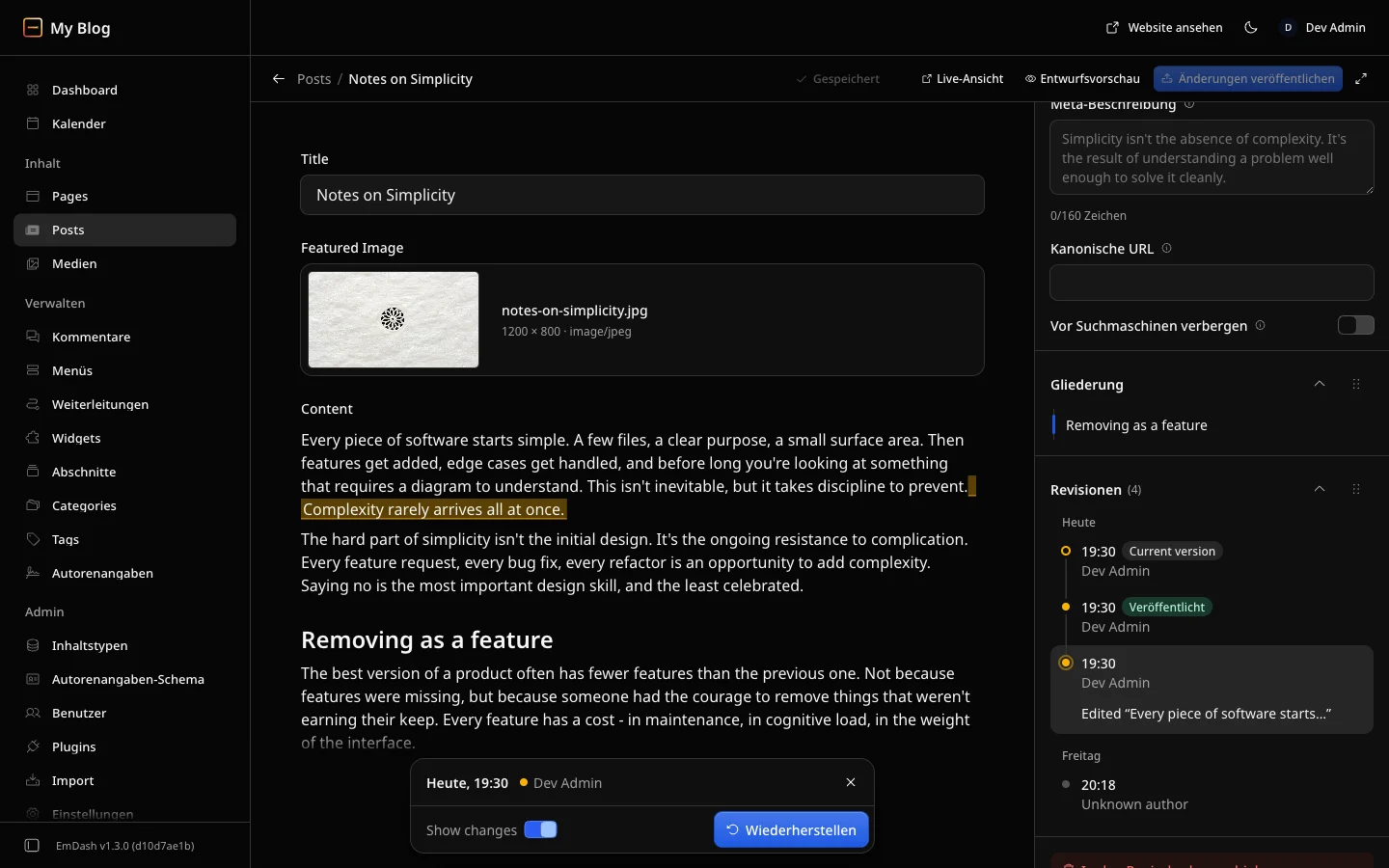 Der Editor von EmDash 1.3 mit einer älteren Fassung des Beitrags „Notes on Simplicity“. Der Satz „Complexity rarely arrives all at once.“ ist gelb hinterlegt. Rechts im Bereich Revisionen vier Fassungen mit Uhrzeit und Namen, die geöffnete mit dem Hinweis „Edited “Every piece of software starts…”“. Unten eine Leiste mit dem Schalter „Show changes“ und dem Knopf Wiederherstellen.