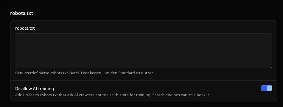 Der Abschnitt robots.txt in den SEO-Einstellungen von EmDash 1.3. Ein leeres Feld für eine eigene robots.txt, darunter der eingeschaltete Schalter „Disallow AI training“ mit dem Hinweis, dass Suchmaschinen die Site weiter indexieren können.
